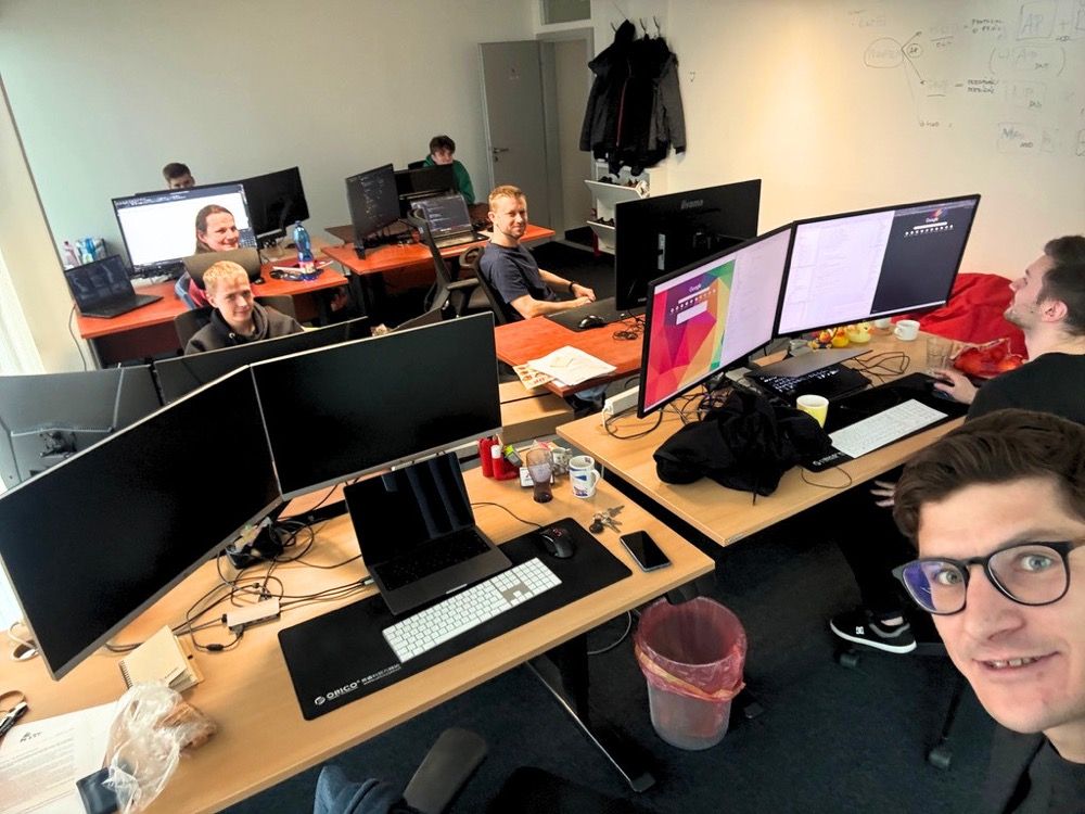 Vývojáři u monitorů v kanceláři